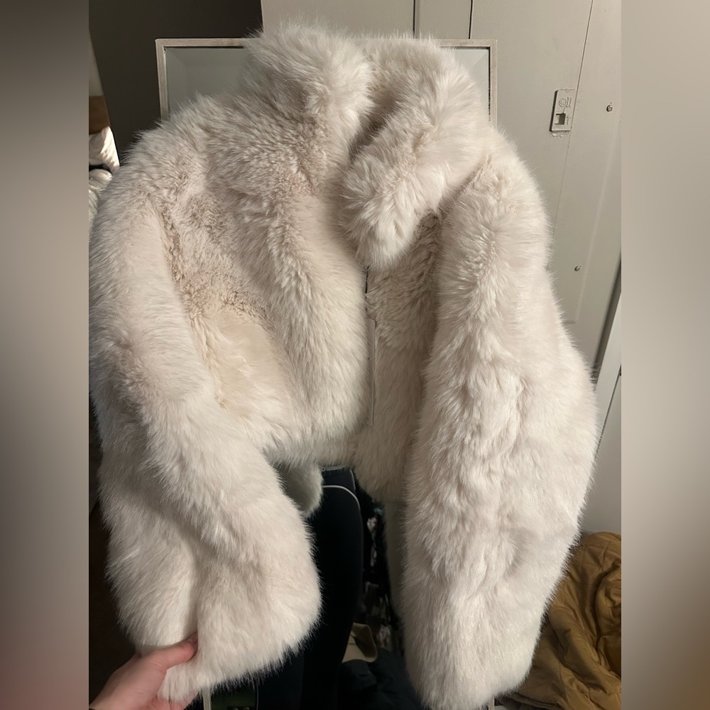 NWT Alo Yoga Opulent Faux Fur Cropped Jacket in Ivory - S - Picture 13 of 16